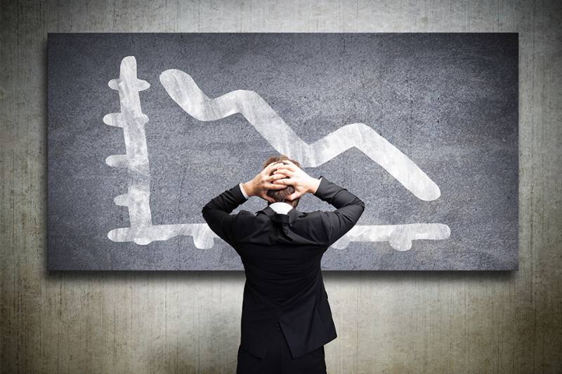 Person steht vor Tafel